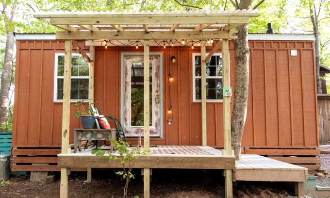Swannanoa House | Pet-Friendly Escape at The Peach Perch by Den Darling