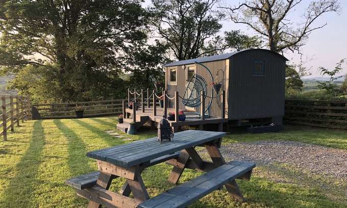 Corwen Cabin | Inviting Stay at The Peacock Shepherds Hut - 9.6/10 Rated