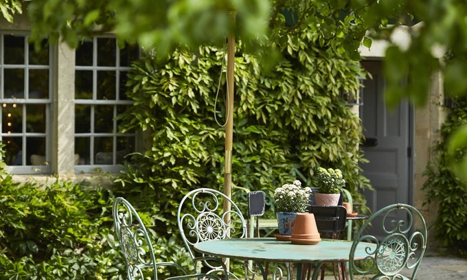 Whitley Hotel | Guest Rated 9.8: The Pear Tree Inn with Family-Friendly Amenities