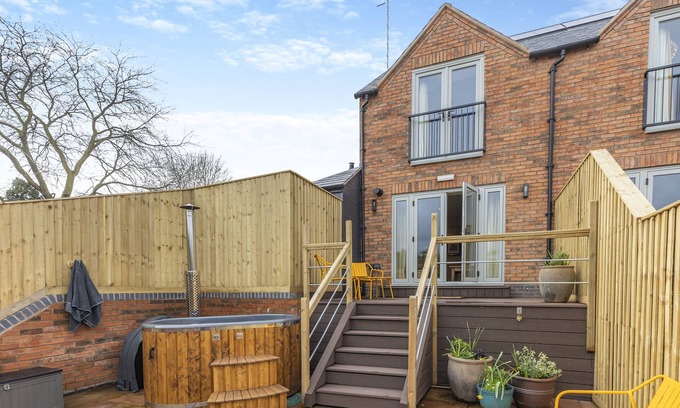 Pershore House | Experience Comfort at The Pear Tree - Pershore Hotel