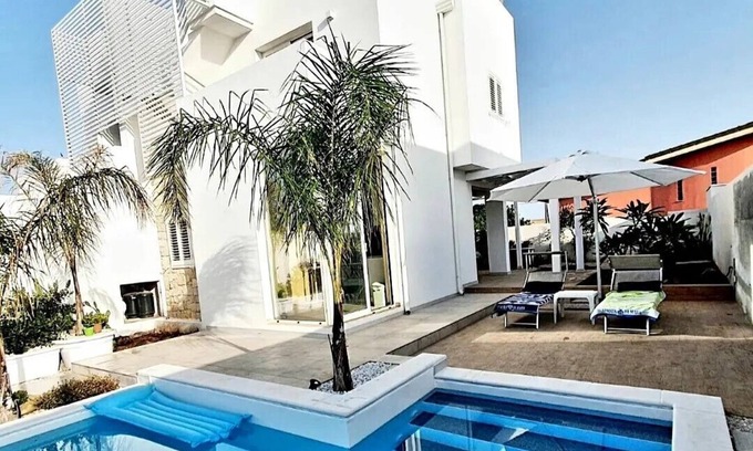 Granelli Villa | Discover The Pearl Of Marzamemi: Family and Pet Friendly Retreat