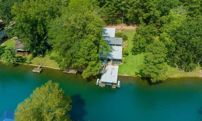 Mid America House | Riverfront Retreat | Guest Rated 9.8 with Pool & BBQ Grill