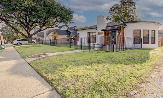 Old East Dallas House | Top-Rated The Peninsula: Pet-Friendly near Downtown Dallas