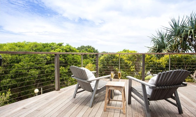 Hastings Point Villa | Idyllic Peninsula 4-Bed Villa with Oceanfront Pool