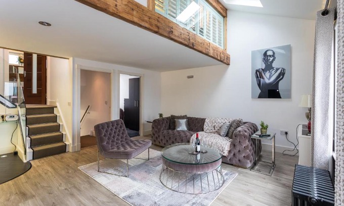 Trafford Apartment | Stylish Penthouse Near Sale Metrolink with Free Parking