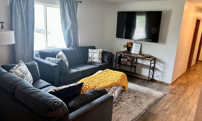 Fairbanks Apartment | Ideal 3 Bedroom Apartment in a Central Location