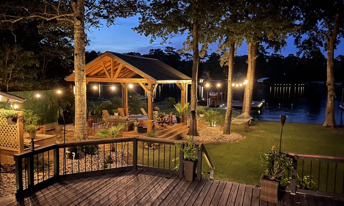 Hillister House | Perfect Fall Getaway with Lake Views & Outdoor Hot Tub