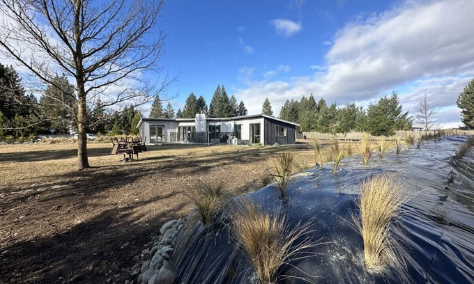 Twizel House | Ideal Retreat - Pet Friendly Stay with Free WiFi