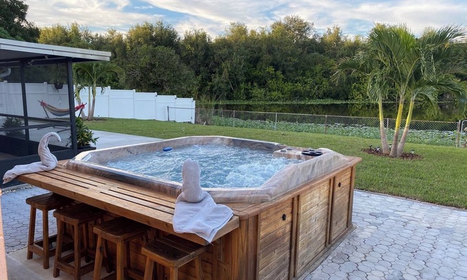 Tampa House | Enjoy the Ideal Lake House Retreat Close to the Airport