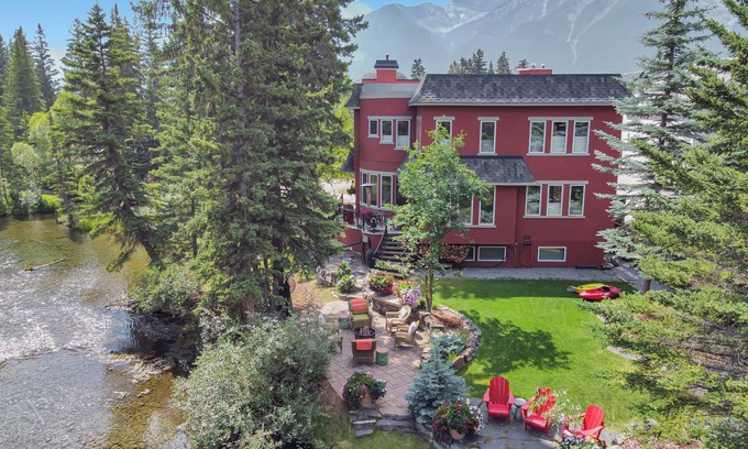Canmore House | The perfect place for family and friends to gather for a Rocky Mountain getaway!
