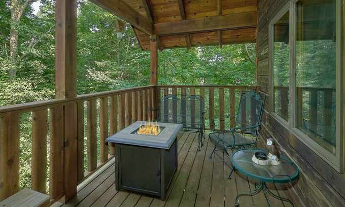 Pittman Center Cabin | Escape to a Romantic Cabin with Pool and Spa Amenities