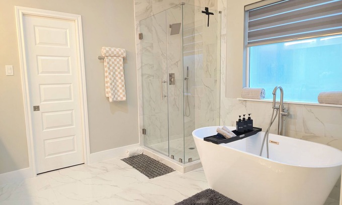 Southeast Houston House | The Pershing PadCentral location, 3BR , Sleeps 10, Huge backyard, Outdoor Games