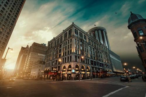 East Town Hotel | Experience The Pfister Hotel: Oceanfront Bliss Awaits
