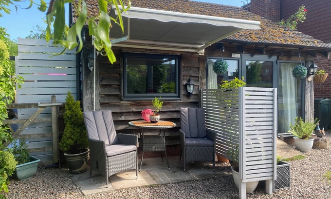 Malvern Cottage | THE PHEASANT'S NEST, pet friendly, with a garden in Upton Upon Severn