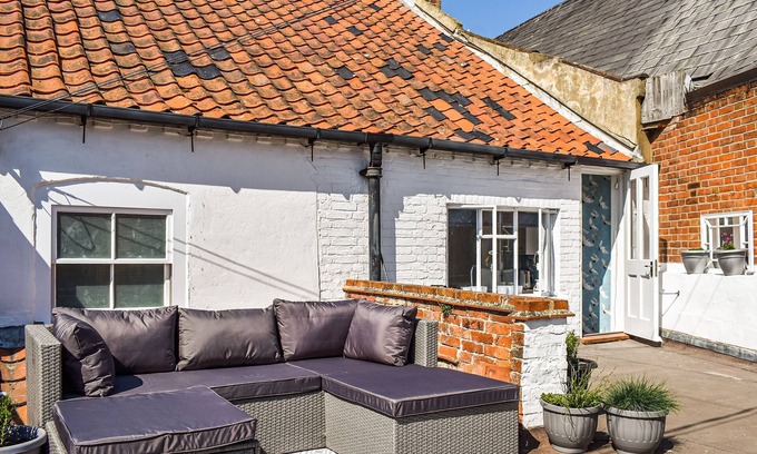 Southwold Cottage | Inviting 2-Bedroom Accommodation with Ocean Views in Southwold