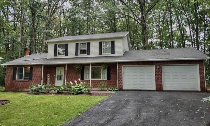 State College House | Ideal Stay at The Pickwick Place Near Penn State Football