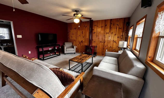 Bagley House | Cozy Pier Cottage: Family-Friendly Stay in River of Lakes
