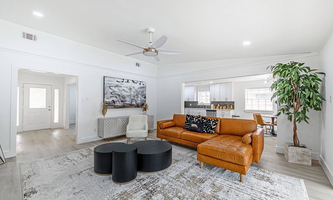 Nassau Bay House | Prime Location: The Pierre near Nasa and Kemah with Pool