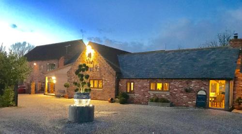 Goole Hotel | Top-Rated The Pig Inn: Family-Friendly Stay with Dining