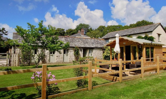 High Street Cottage | Discover The Piggery - Lanjeth: Family-Friendly Getaway