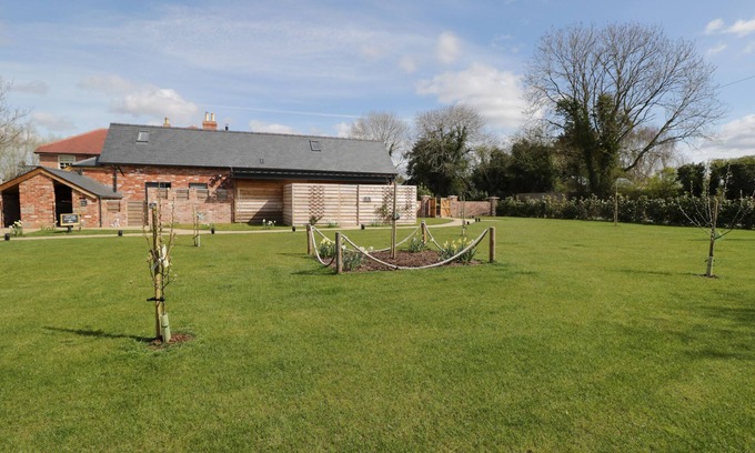 Hereford House | Discover The Piggery: Pet-Friendly Cottage with Hot Tub