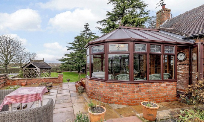 Winterley Cottage | Cozy 2-Bedroom Retreat in Audley with Breakfast & Pet Friendly