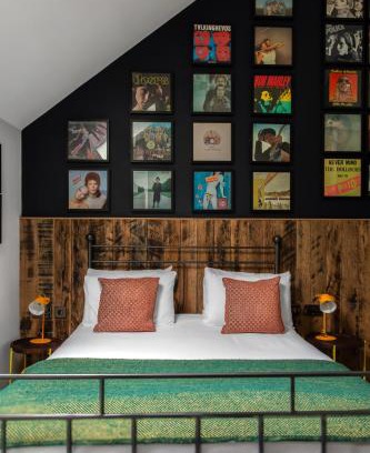 Peninsula Hotel | Discover The Pilot Inn: Family-Friendly Retreat with Dining