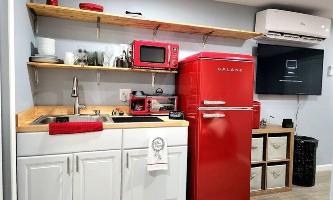 Parker Apartment | Retro Studio Retreat at The Pilot's Den - Pet Friendly Stay