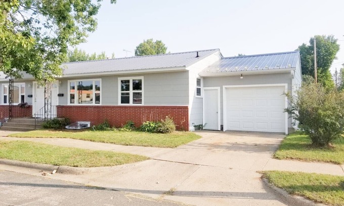 Mosinee Apartment | Discover The Pine Street Bungalow: Pet-Friendly Retreat