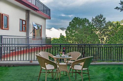 Dharampur Apartment | The Pine Trails I Serviced Apartments I Toy Train View I Best Seller I Guaranteed Best Price I Kasauli By Exotic Stays