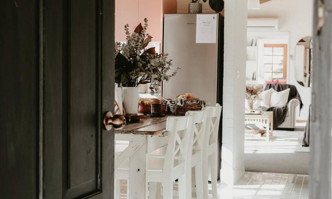 Bywong House | Cozy Pine Tree Cottage Near Canberra with Fireplace & Breakfast