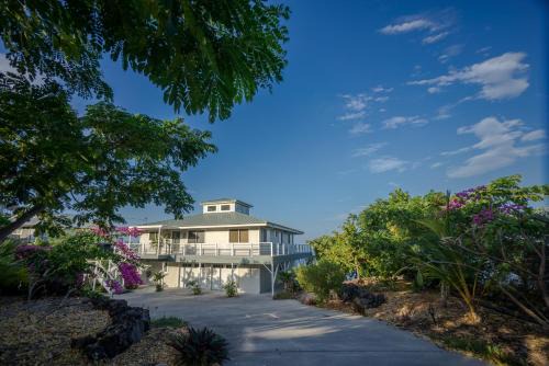 Captain Cook House | Experience Oceanfront Bliss at The Pineapple Palace