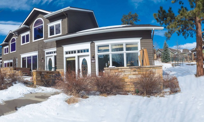 Stanley Hills Condo | Relax at The Pinecone Cottage with Hot Tub & Mountain Views