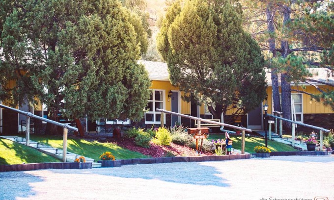 Newcastle Hotel | Eco-Friendly Getaway at The Pines Country Inn with Hot Tub