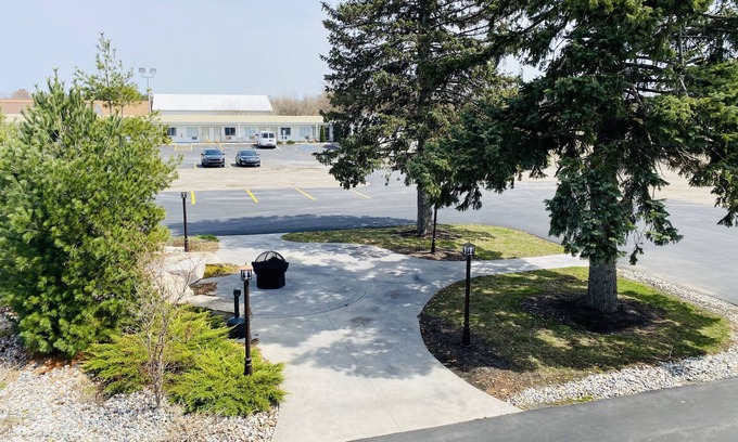 Owosso Hotel | Eco-Friendly Stay at The Pines Country Inn - 9.2/10 Rated