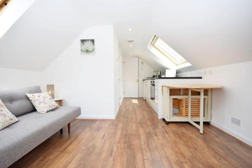 Chichester House | Pet-Friendly Retreat at The Pines, Woodmancote