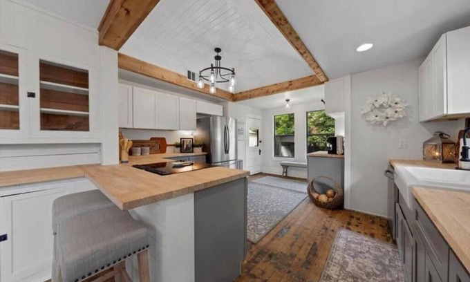 Waco House | The Pinewood House - 3-bedroom house in the heart of Waco