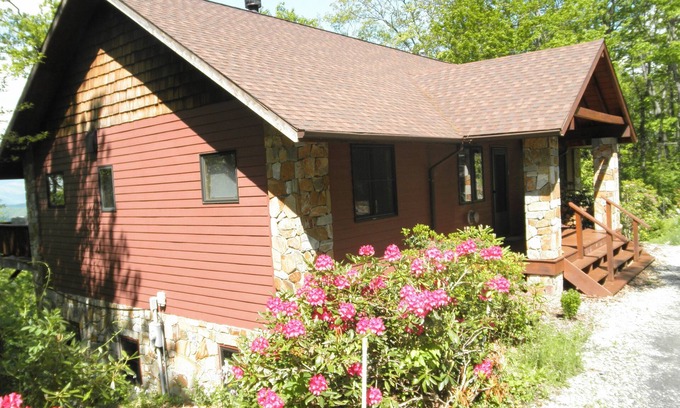 Little Switzerland Cabin | Secluded Getaway at The Pinewoods: Hot Tub & Starry Nights