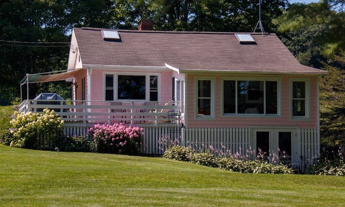 Newcastle Cottage | Idyllic Pink Cottage with Lake Views and Spa Retreat