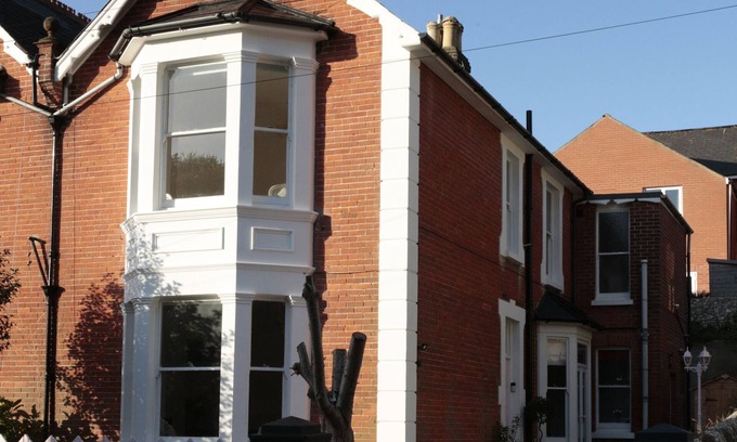Ventnor House | Discover The Pink Door: Elegant 4-Bed Room with Ocean View
