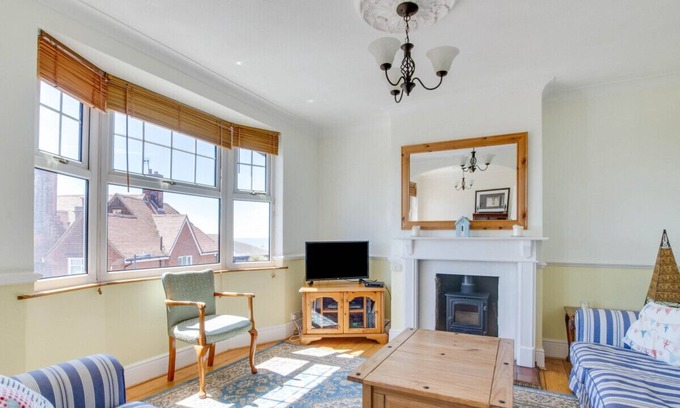 Felixstowe House | The Pink House - Three Bedroom House, Sleeps 6