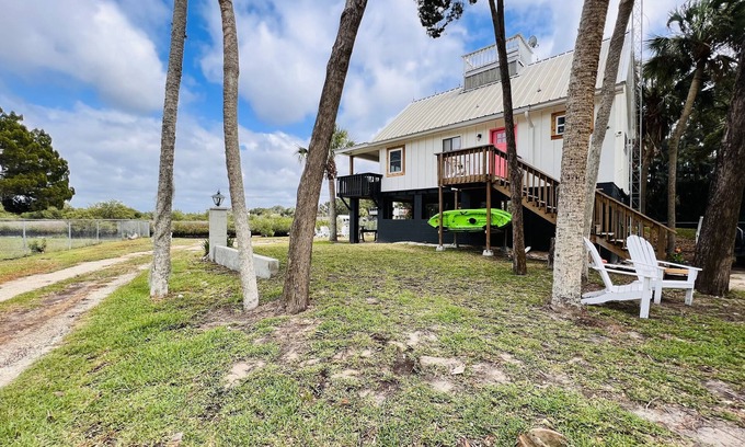 Crystal River House | Experience The Pink Palm: Waterfront Retreat for All!