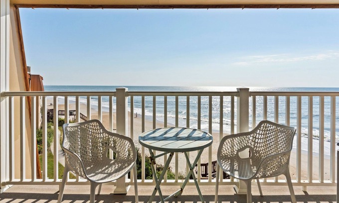Sneads Ferry Condo | Beachfront Boho Condo at The Pink Pearl with Pool Access
