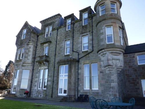 Arden Apartment | Guest Favorite: The Pipers No 7 Lomond Castle Retreat