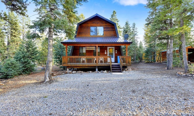 Meadow View Heights Cabin | ```html
Ideal Family Retreat at The Pit Stop - Sleeps 10 Guests
```