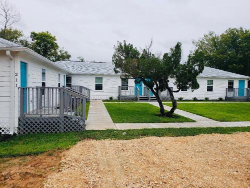 Alvin Apartment | Your Perfect Retreat: The Place To Stay for Families & Pets