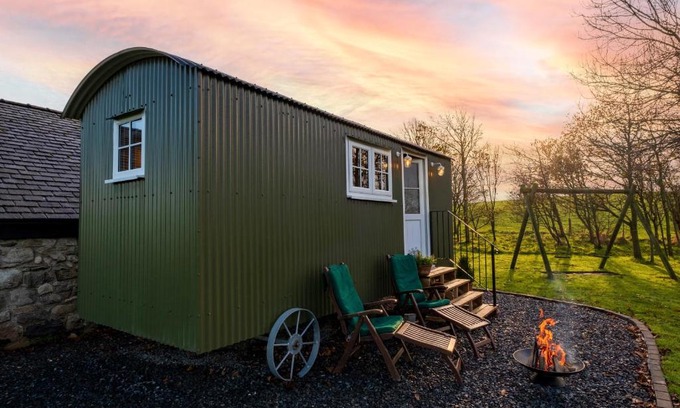 Roosebeck House | Relax at The Pleasant Hut with Ocean Views & Family Fun