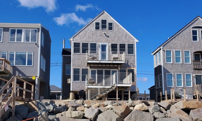 Plymouth House | Inviting Ocean View at The Pleasant View Hotel