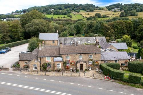 Hathersage Hotel | Experience Comfort at The Plough Inn - 4-Star Family Retreat