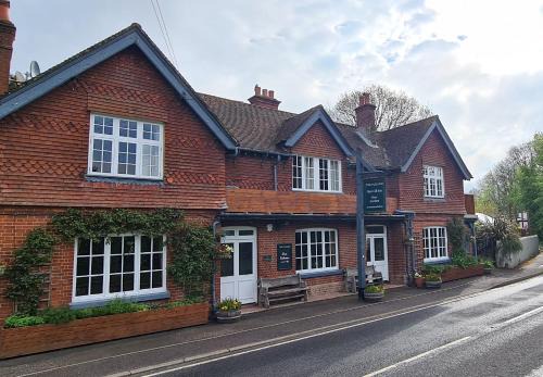 Itchen Abbas Hotel | Pet-Friendly Retreat at The Plough Itchen Abbas, Rated 9/10